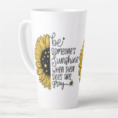 Wees iemands zonneschijn als hun hemel grijs is latte mok (Linkerhoek)