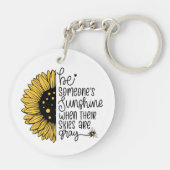 Wees iemands zonneschijn als hun hemel grijs is sleutelhanger (Achterkant)