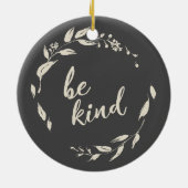 Wees Inspirerend Citaat Floral Wreate in Black Keramisch Ornament (Achterkant)