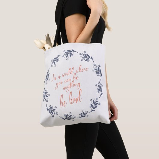 Wees Inspirerend Citaat Floral Wreatscript Tote Bag (Dichtbij)
