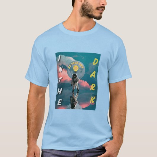 Wees je eigen licht in het duistere ontwerp t shir t-shirt (Voorkant)