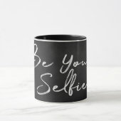 "wees je eigen selfie" tekst op een zwarte schoolb mok (Midden)