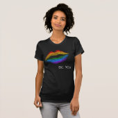 Wees je Rainbow Kiss Lip LGBT Pride Attitude Estee T-shirt (Voorkant volledig)
