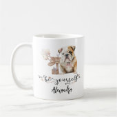 Wees jezelf Cute bulldog puppy naast brievenbus Koffiemok (Links)