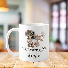 Wees jezelf Cute Dachshund puppy naast brievenbus Koffiemok