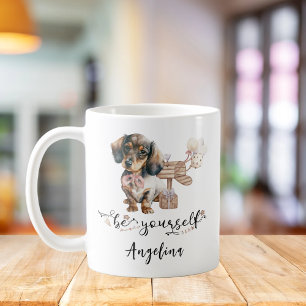 Wees jezelf Cute Dachshund puppy naast brievenbus Koffiemok