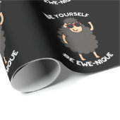 Wees jezelf een Ewenique Funny Sheep Pun Dark BG Cadeaupapier (Rol Hoek)
