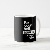 Wees jezelf iedereen anders wordt al genomen koffiemok (Voorkant rechts)