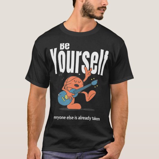 Wees jezelf iedereen anders wordt al genomen t-shirt (Voorkant)
