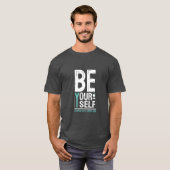 Wees jezelf, iedereen is al bezet – citaten t-shirt (Voorkant volledig)