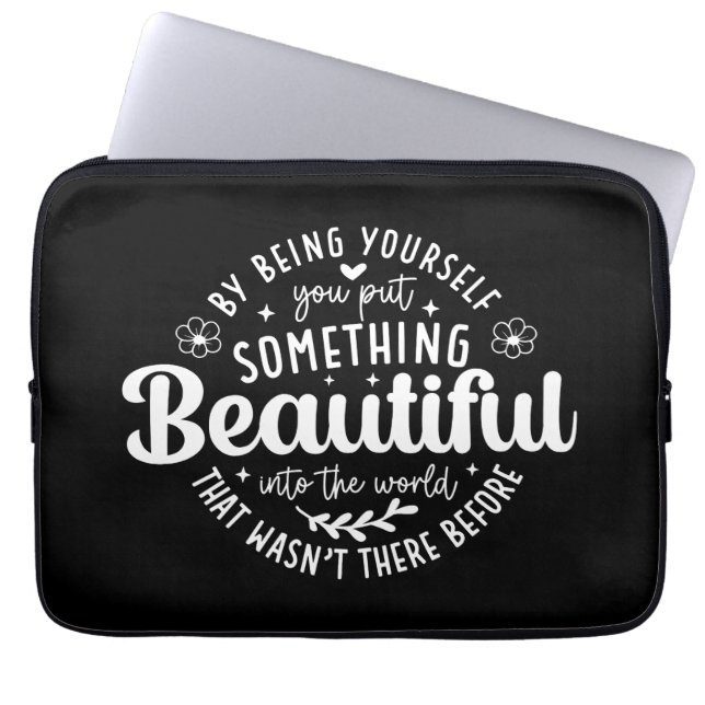 Wees jezelf iets moois citaat laptop sleeve (Voorkant)
