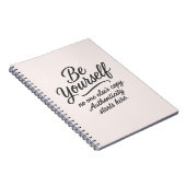 Wees jezelf Inspirerend citaat typografie ontwerp Notitieboek (Rechterzijde)