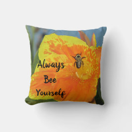 Wees jezelf Oranje Lily Photo Bee Pun Natuur Humor Kussen