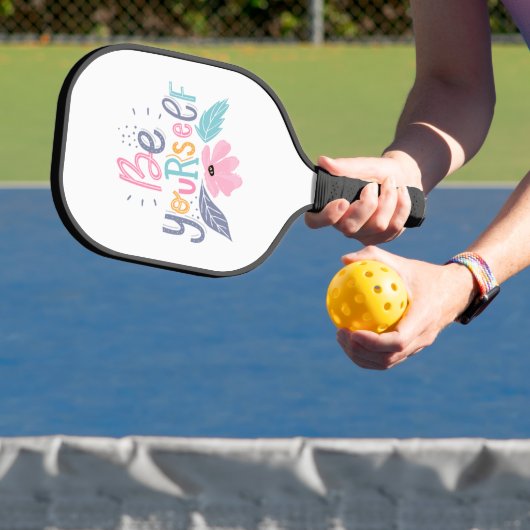 Wees jezelf | Pastelbloemen Pickleball Paddle (Insitu)