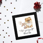 Wees jezelf Pommerse puppy illustratie Cadeaudoosje<br><div class="desc">Geniet van de charme van de geschenkdoos "Be Yourself Pomeranian Puppy Illustration", met een schattige afbeelding van een Pomeranian puppy die naast een brievenbus staat met zachte witte ballonnen die eruit komen. Deze vertederende scène, compleet met een geschenk, maakt het een ideale aanvulling op elke kinderkamer, ideaal voor hondenliefhebbers. De...</div>