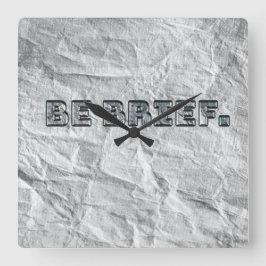 Wees kort.   vierkante klok