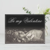 Wees mijn Valentijn - jonge vrouw die liegt (Staand voorkant)