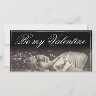 Wees mijn Valentijn - liegende jonge vrouw