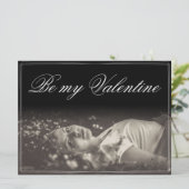 Wees mijn Valentijn - liegende jonge vrouw (Staand voorkant)