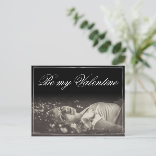 Wees mijn Valentijn - liegende jonge vrouw Briefkaart (Staand voorkant)