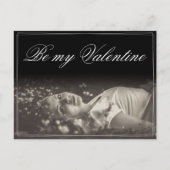 Wees mijn Valentijn - liegende jonge vrouw Briefkaart (Voorkant)