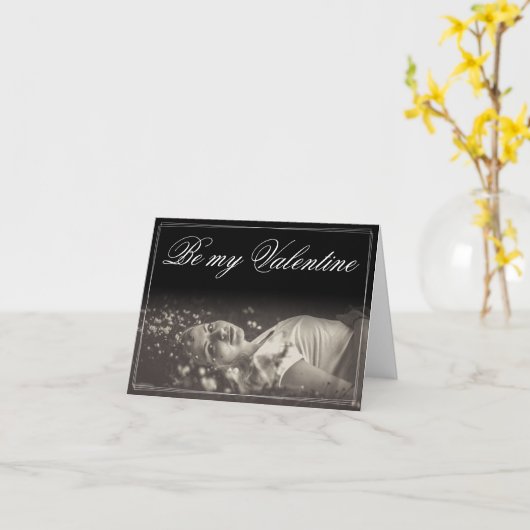 Wees mijn Valentijn - liegende jonge vrouw Kaart (Gele Bloem)