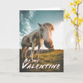 Wees mijn Valentijn met kijkend Paard Kaart (Gele Bloem)