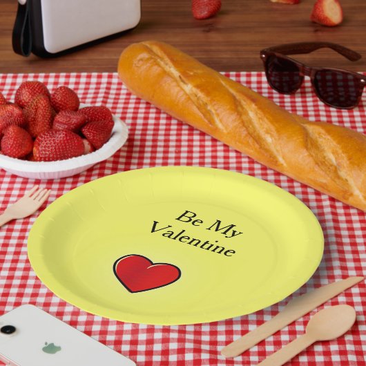 Wees mijn valentijn rood hart op geel papieren bordje (Picknick)