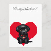 Wees mijn valentijn zwart labrador puppy rood hart aankondigingskaart (Voorkant)