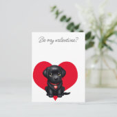 Wees mijn valentijn zwart labrador puppy rood hart aankondigingskaart (Staand voorkant)