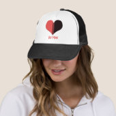 Wees Mine Valentijn Red Stripe Heart Trucker Pet (In situ)