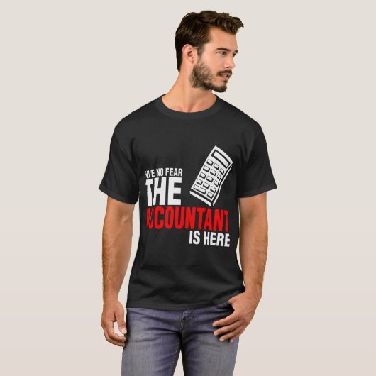 Wees niet bang dat de accountant hier is. t-shirt (Voorkant volledig)