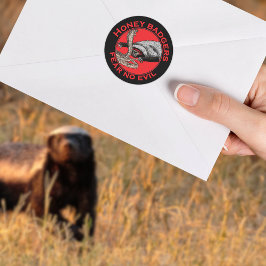 Wees niet bang kwaadaardige honingdas rode dier ku ronde sticker