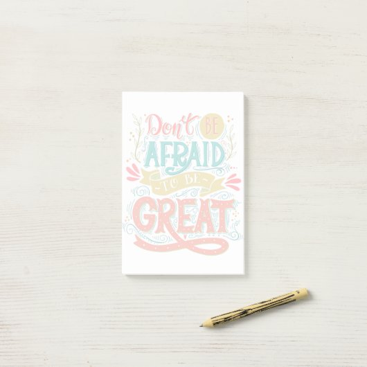 Wees niet bang om geweldig te zijn post-it® notes (Op bureau)