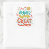 Wees niet bang om geweldig te zijn vierkante sticker (Tas)