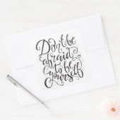 Wees niet bang om jezelf te zijn vierkante sticker (Envelop)