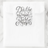 Wees niet bang om jezelf te zijn vierkante sticker (Tas)