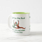 Wees niet de vuil tweekleurige koffiemok (Voorkant links)