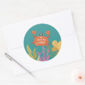 "Wees niet gek" Cute Underwater Sealife Fun Crab Ronde Sticker (Envelop)