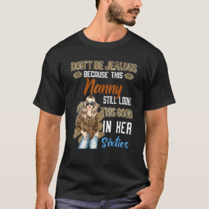 Wees niet jaloers omdat deze nanny er nog steeds u t-shirt
