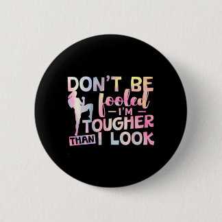 Wees Niet Misleid Ik Ben Tougher Dan Ik Er Uitzie  Ronde Button 5,7 Cm
