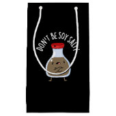 Wees niet Soy Salty Funny Soy Sauce Pun Dark BG Klein Cadeauzakje (Voorkant)