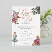 Wees niet te laat  Alice in Wonderland Wedding Folie Uitnodiging (Staand Voorkant)