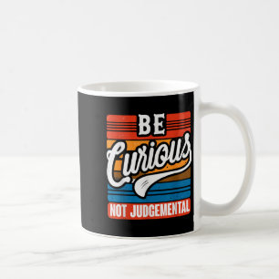 Wees nieuwsgierig, niet oordelende motivatie of in koffiemok