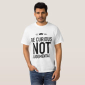 Wees nieuwsgierig, niet veroordelend - Inspirerend T-shirt (Voorkant volledig)