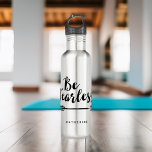 "Wees onverdiend" Waterfles<br><div class="desc">Elegant script-typografie, aangepast waterflesontwerp.</div>