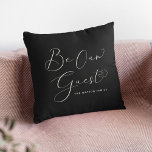 Wees onze gast aangepaste tekst Modern Elegant Bla Kussen<br><div class="desc">Maak van uw Airbnb of bed and breakfast het gezelligste verblijf rond met dit gastvrije gooi kussen! Met een modern, stijlvol ontwerp met "Be Our Guest" in trendy script, is het de perfecte manier om gasten zich meteen thuis te laten voelen. Bovendien kunt u het personaliseren met uw familienaam of...</div>