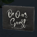Wees onze gast Aangepaste tekstfamilie Modern Blac Houten Kist Print<br><div class="desc">Moderne trendy scriptkalligrafie met de tekst "Wees onze gast" op dit elegante achterste en ivoren houten doosje,  perfect om gasten thuis,  vakantieverhuur of bed en ontbijt te verwelkomen.</div>