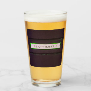 Wees optimistisch, positieve woorden en kijk uitzi glas