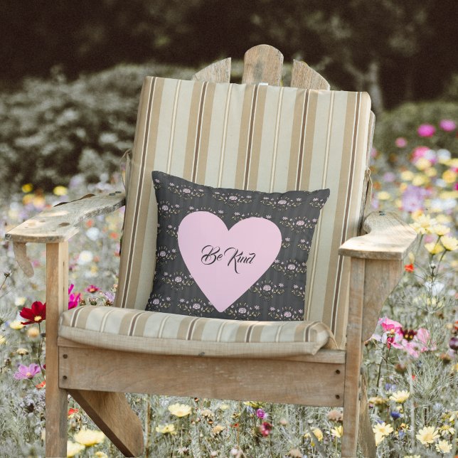 Wees roze hart op kleine Rozen en zwarte strepen Kussen (Creator heeft geüpload)